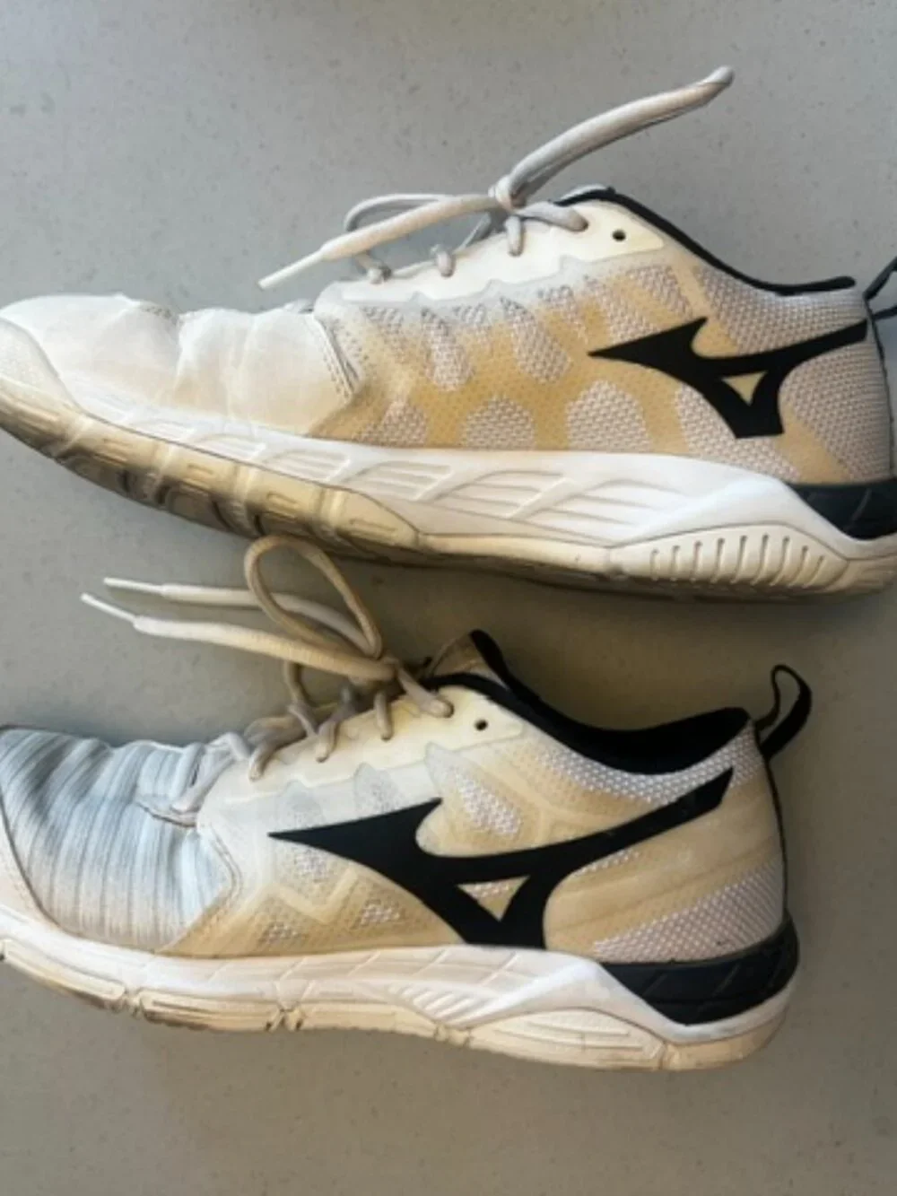 Women's Mizuno Wave Supersonic2 Volleyball court shoes, White, Size 9, Good Con